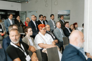 Menschen im Publikum schauen zur Bühne